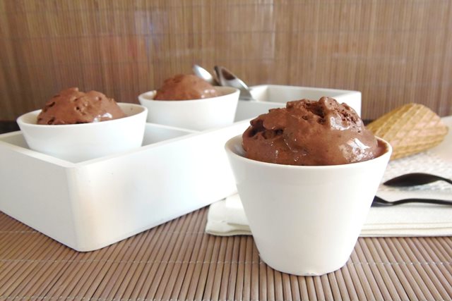 helado casero de yogur con chocolate