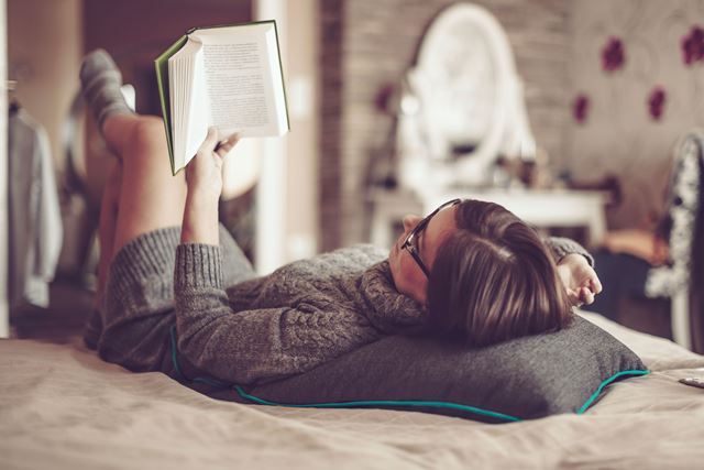mujer leyendo para relajar cuerpo y mente
