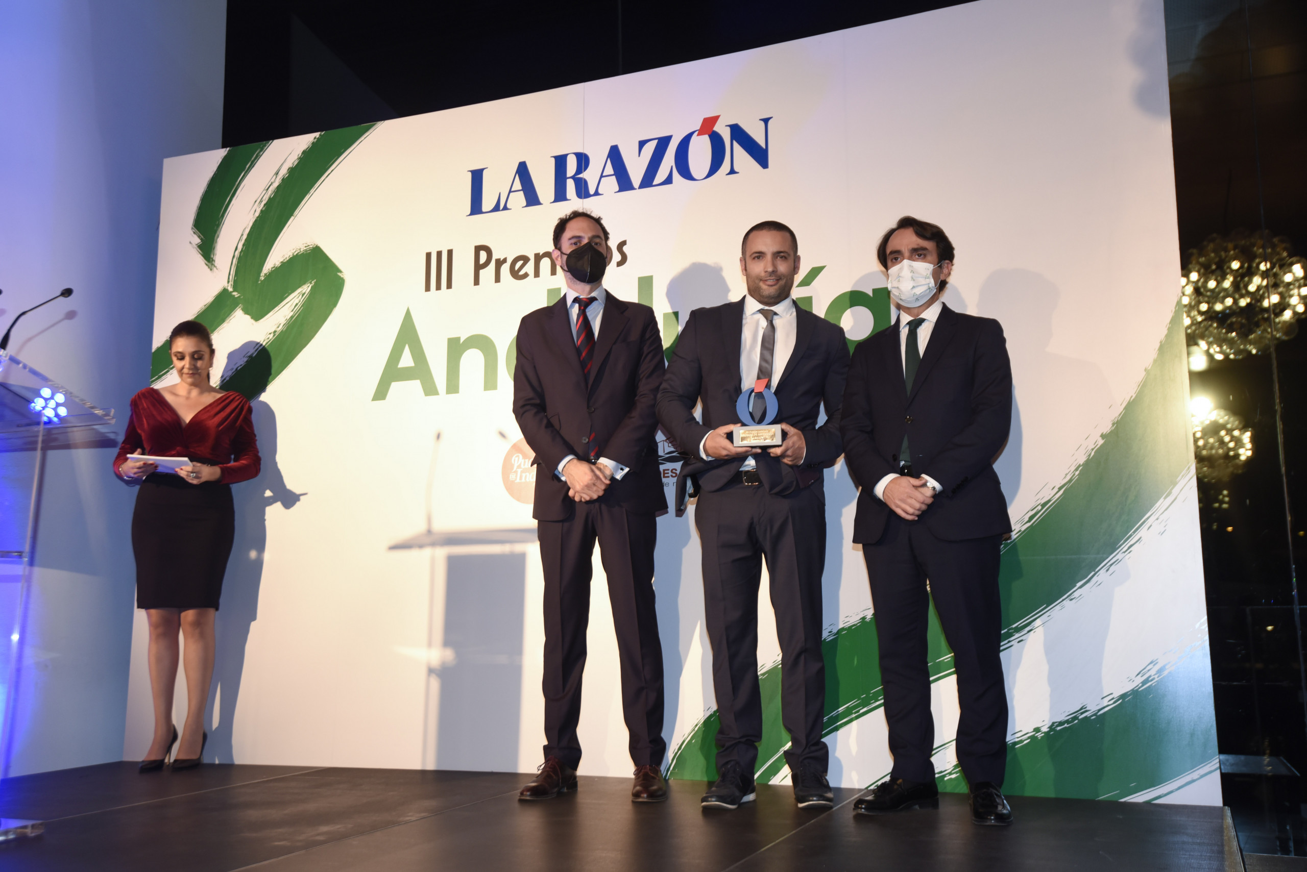 David Fernandez, perfumista y CEO de Aromas de Andalucía recogiendo el premio a la Innovación y el Compromiso con el Medio Ambiente de La Razón.